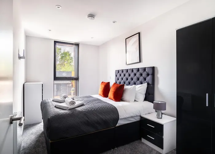 Modern 3 Bedroom Manchester Apartment