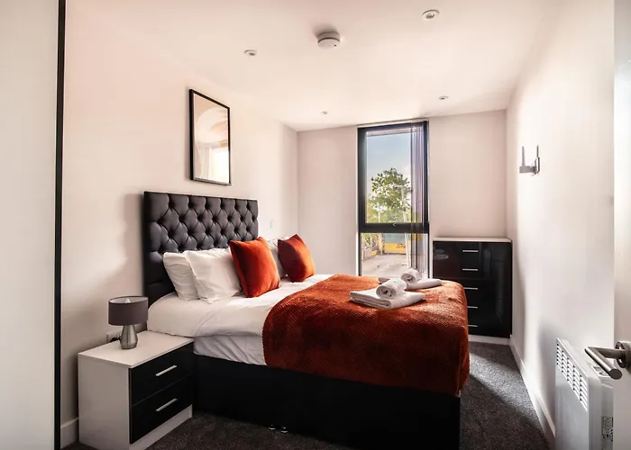 Modern 3 Bedroom Manchester Apartment