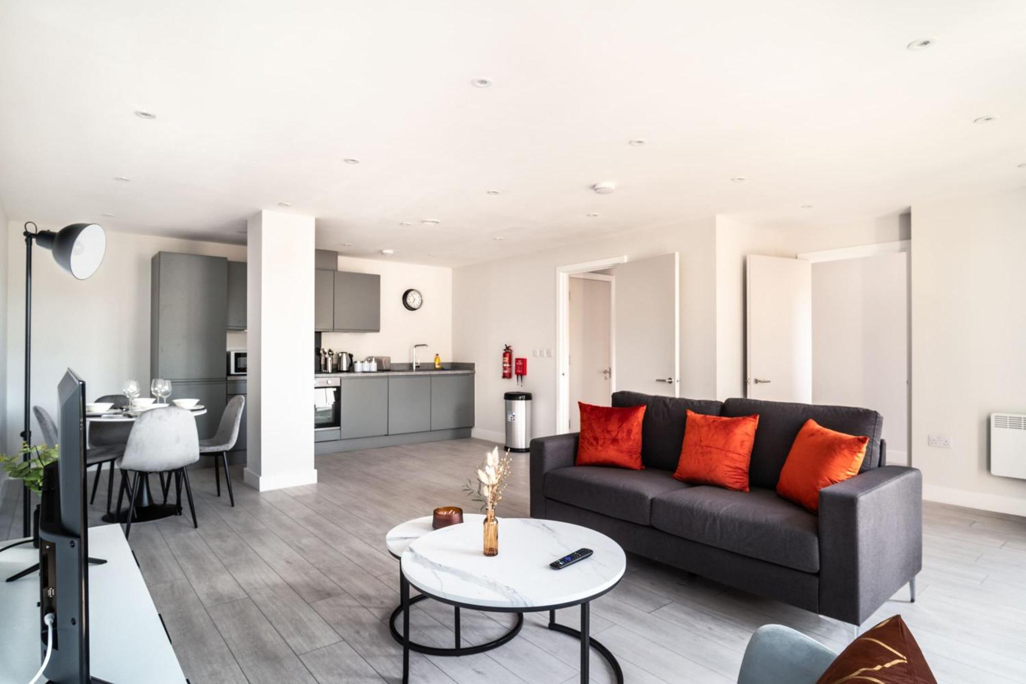 Modern 3 Bedroom Apartment *